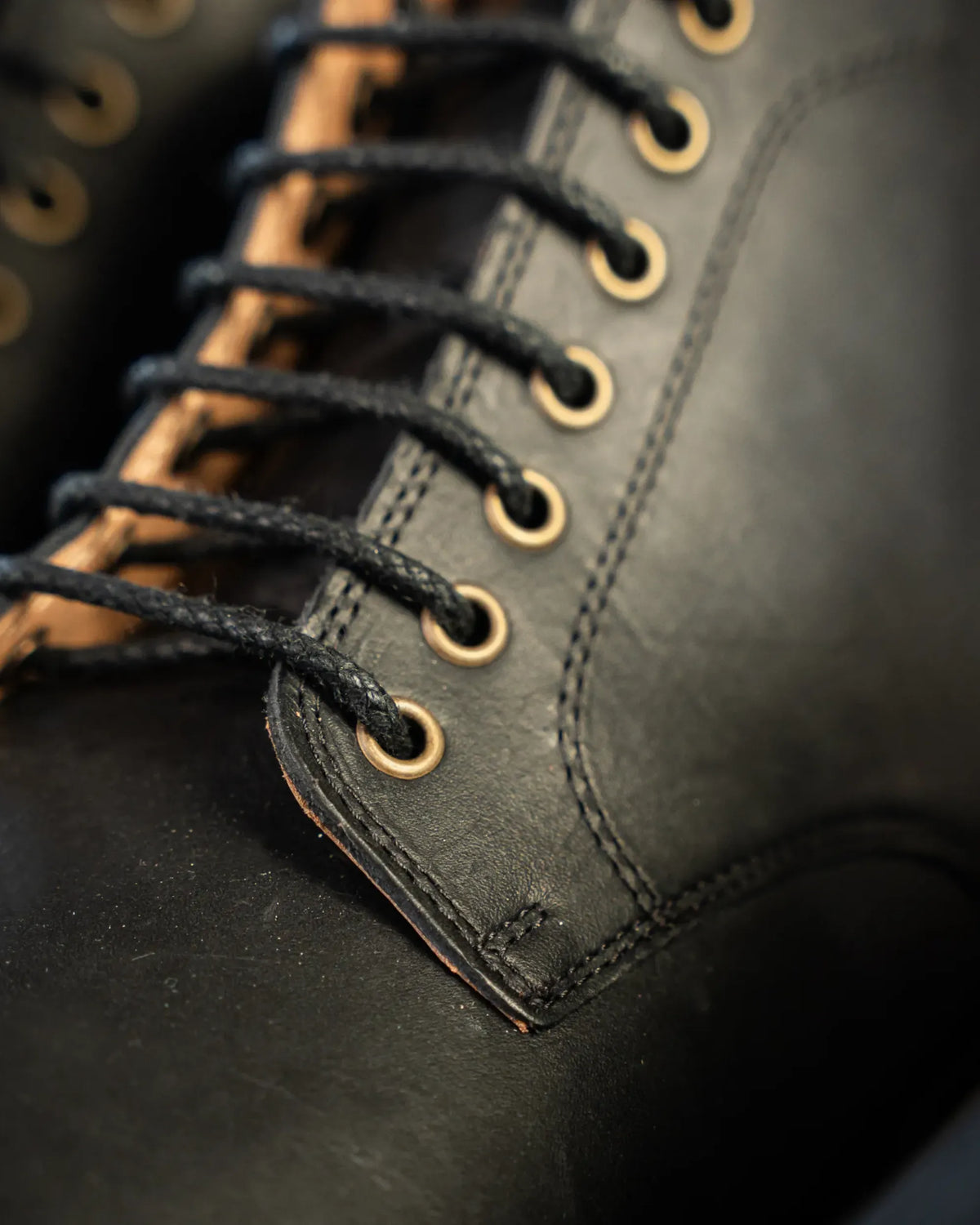 DUTTON // BLACK