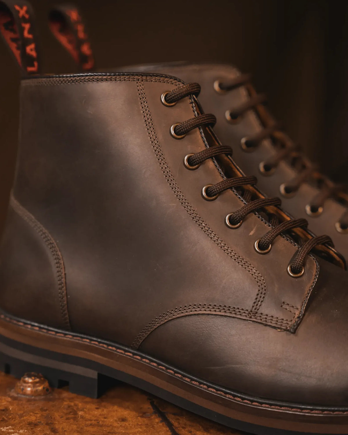 SETTLE // BROWN DISTRESSED